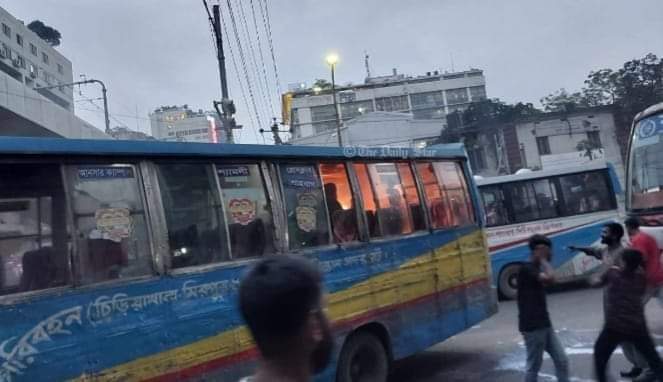 পল্টনে যাত্রীবাহী বাসে আগুন