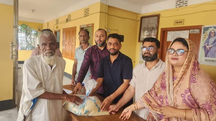 সোনারগাঁয়ে হতদরিদ্র পরিবারের মাঝে ডিজিএফ এর চাউল তুলে দিলেন - ইঞ্জিনিয়ার মাসুম
