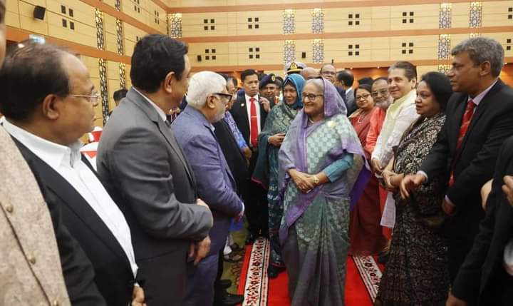বাজেট পরবর্তী নৈশভোজে অতিথিদের সাথে কুশল বিনিময় করেন - প্রধানমন্ত্রী শেখ হাসিনা