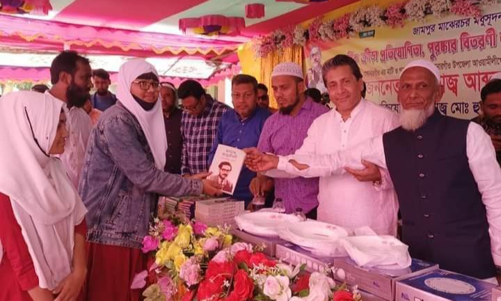 বার্ষিক ক্রীড়া প্রতিযোগিতায় বিজয়ীদের হাতে পুরস্কার তুলে দিলেন সাবেক সাংসদ কায়সার 