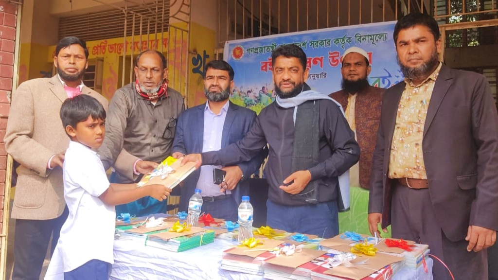 সোনারগাঁয়ে শিক্ষার্থীদের হাতে নতুন বই তুলে দিলেন ইঞ্জিনিয়ার মাসুম